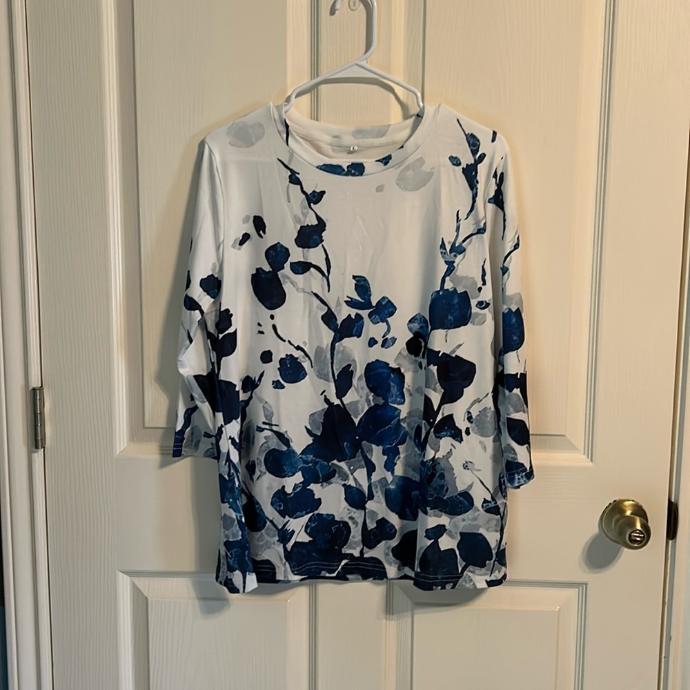 3/4 sleeve, size L, floral blouse tunic top. Knit. NWOT.
